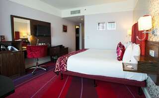 Отель Crowne Plaza Dublin Blanchardstown Бланчардстаун Номер с кроватью размера king-size – Подходит для гостей с ограниченными физическими возможностями-2
